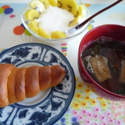 mimiさん、おはようございます♪お菓子はチョココルネ、ヨーグルトにはキウイをのせました～。今日の私の朝食です。ＶＡＮさんは飽きずに今朝もパスタ食べました（笑）